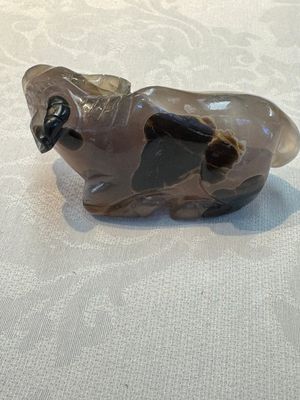 A group of ten Chinese hardstone and cherry amber carvings, 20th C. — photo 13