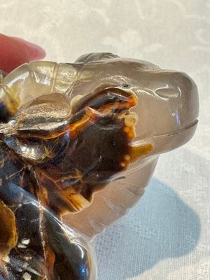 A group of ten Chinese hardstone and cherry amber carvings, 20th C. — photo 15