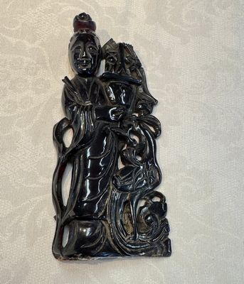 A group of ten Chinese hardstone and cherry amber carvings, 20th C. — photo 25