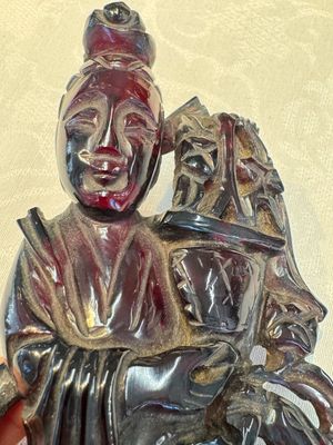 A group of ten Chinese hardstone and cherry amber carvings, 20th C. — photo 28