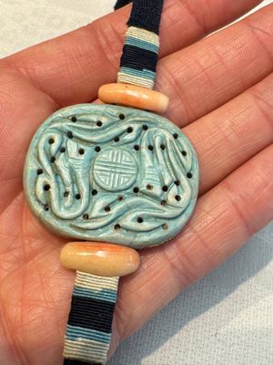 A group of ten Chinese hardstone and cherry amber carvings, 20th C. — photo 3