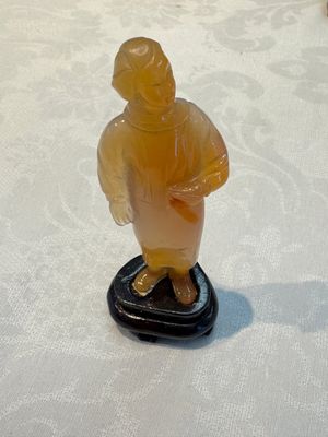A group of ten Chinese hardstone and cherry amber carvings, 20th C. — photo 39