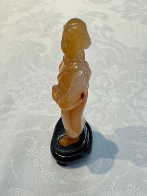 A group of ten Chinese hardstone and cherry amber carvings, 20th C. — photo 40