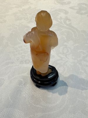 A group of ten Chinese hardstone and cherry amber carvings, 20th C. — photo 41