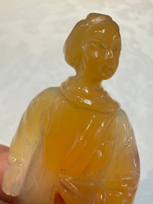 A group of ten Chinese hardstone and cherry amber carvings, 20th C. — photo 43