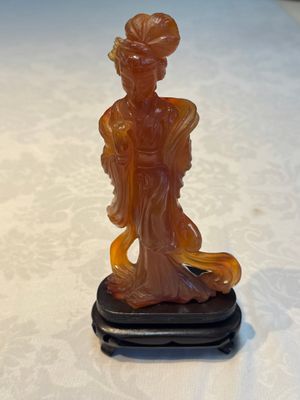 A group of ten Chinese hardstone and cherry amber carvings, 20th C. — photo 49