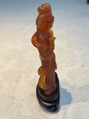 A group of ten Chinese hardstone and cherry amber carvings, 20th C. — photo 50