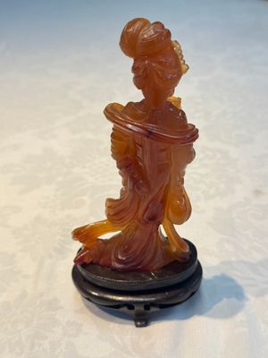 A group of ten Chinese hardstone and cherry amber carvings, 20th C. — photo 51