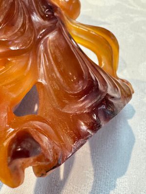 A group of ten Chinese hardstone and cherry amber carvings, 20th C. — photo 55