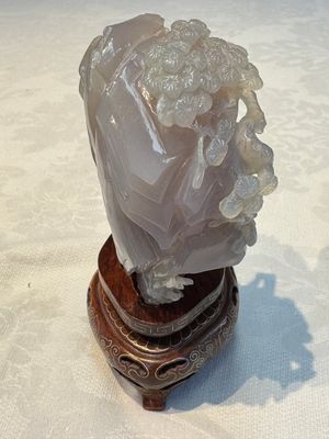 A group of ten Chinese hardstone and cherry amber carvings, 20th C. — photo 63