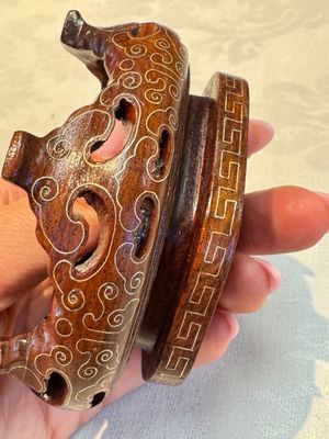 A group of ten Chinese hardstone and cherry amber carvings, 20th C. — photo 69