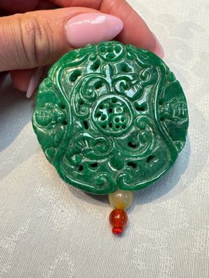 A group of ten Chinese hardstone and cherry amber carvings, 20th C. — photo 7