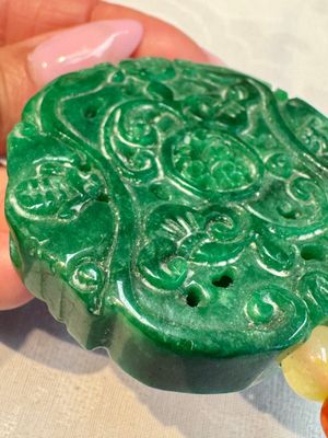 A group of ten Chinese hardstone and cherry amber carvings, 20th C. — photo 8