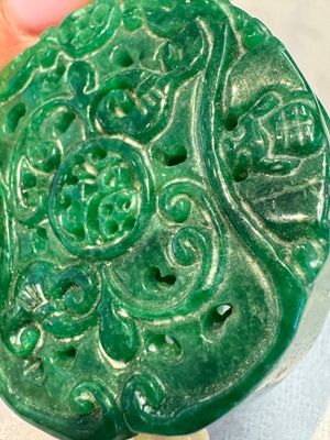 A group of ten Chinese hardstone and cherry amber carvings, 20th C. — photo 9