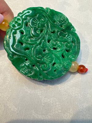A group of ten Chinese hardstone and cherry amber carvings, 20th C. — photo 10