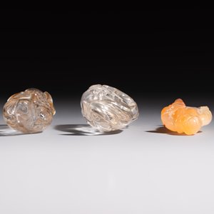 A group of ten Chinese hardstone and cherry amber carvings, 20th C. — photo 12