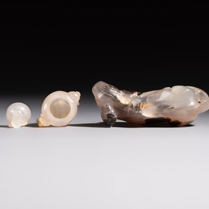 A group of ten Chinese hardstone and cherry amber carvings, 20th C. — photo 18