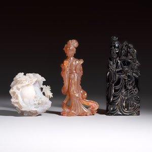 A group of ten Chinese hardstone and cherry amber carvings, 20th C. — photo 2