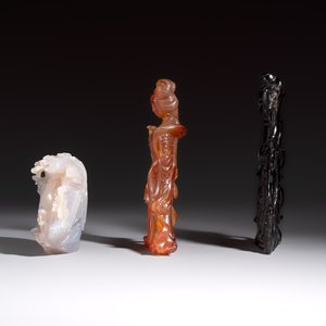 A group of ten Chinese hardstone and cherry amber carvings, 20th C. — photo 3