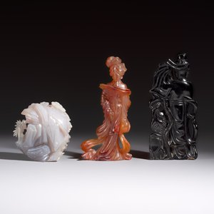 A group of ten Chinese hardstone and cherry amber carvings, 20th C. — photo 4