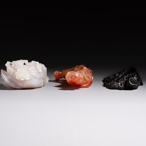 A group of ten Chinese hardstone and cherry amber carvings, 20th C. — photo 6