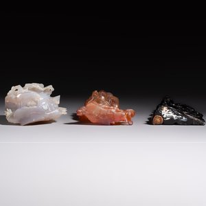 A group of ten Chinese hardstone and cherry amber carvings, 20th C. — photo 7