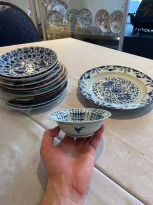 A group of thirteen Chinese blue, white and famille rose plates and a bowl, late Ming/early Qing — 照片 1