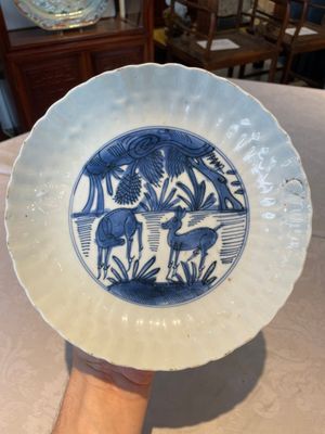 A group of thirteen Chinese blue, white and famille rose plates and a bowl, late Ming/early Qing — 照片 11