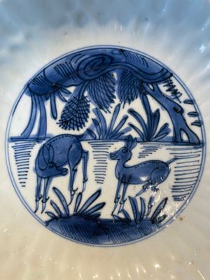 A group of thirteen Chinese blue, white and famille rose plates and a bowl, late Ming/early Qing — 照片 13