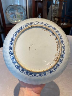 A group of thirteen Chinese blue, white and famille rose plates and a bowl, late Ming/early Qing — 照片 14