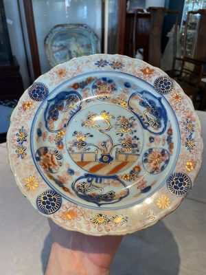 A group of thirteen Chinese blue, white and famille rose plates and a bowl, late Ming/early Qing — 照片 17