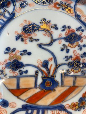 A group of thirteen Chinese blue, white and famille rose plates and a bowl, late Ming/early Qing — 照片 18