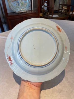 A group of thirteen Chinese blue, white and famille rose plates and a bowl, late Ming/early Qing — 照片 21