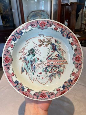 A group of thirteen Chinese blue, white and famille rose plates and a bowl, late Ming/early Qing — 照片 23