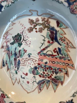 A group of thirteen Chinese blue, white and famille rose plates and a bowl, late Ming/early Qing — 照片 24