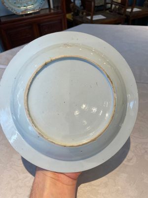 A group of thirteen Chinese blue, white and famille rose plates and a bowl, late Ming/early Qing — 照片 25