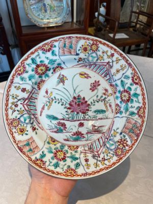 A group of thirteen Chinese blue, white and famille rose plates and a bowl, late Ming/early Qing — 照片 27