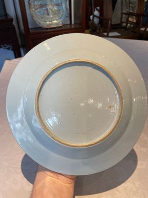 A group of thirteen Chinese blue, white and famille rose plates and a bowl, late Ming/early Qing — 照片 34
