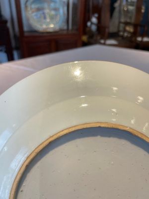 A group of thirteen Chinese blue, white and famille rose plates and a bowl, late Ming/early Qing — 照片 35
