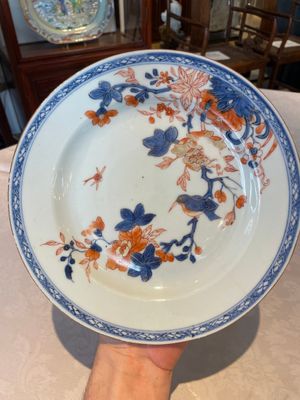 A group of thirteen Chinese blue, white and famille rose plates and a bowl, late Ming/early Qing — 照片 36