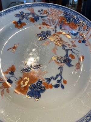 A group of thirteen Chinese blue, white and famille rose plates and a bowl, late Ming/early Qing — 照片 37