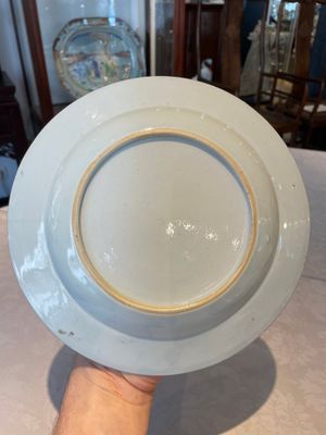 A group of thirteen Chinese blue, white and famille rose plates and a bowl, late Ming/early Qing — 照片 38