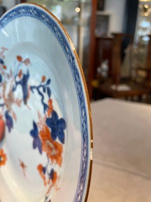 A group of thirteen Chinese blue, white and famille rose plates and a bowl, late Ming/early Qing — 照片 39