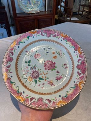 A group of thirteen Chinese blue, white and famille rose plates and a bowl, late Ming/early Qing — 照片 40