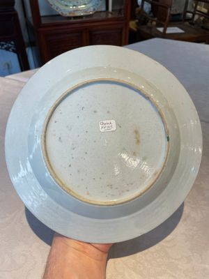 A group of thirteen Chinese blue, white and famille rose plates and a bowl, late Ming/early Qing — 照片 41