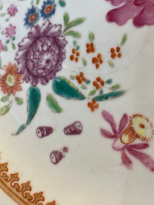 A group of thirteen Chinese blue, white and famille rose plates and a bowl, late Ming/early Qing — 照片 42