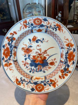 A group of thirteen Chinese blue, white and famille rose plates and a bowl, late Ming/early Qing — 照片 43