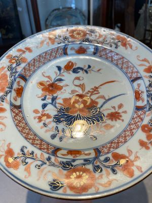 A group of thirteen Chinese blue, white and famille rose plates and a bowl, late Ming/early Qing — 照片 44
