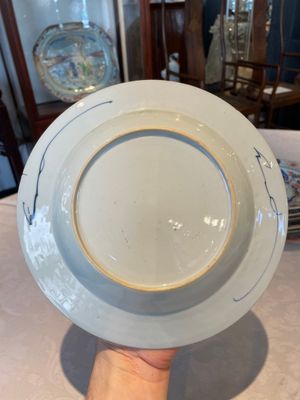 A group of thirteen Chinese blue, white and famille rose plates and a bowl, late Ming/early Qing — 照片 45