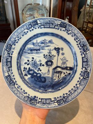 A group of thirteen Chinese blue, white and famille rose plates and a bowl, late Ming/early Qing — 照片 46